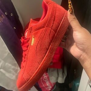 Pumas red suede